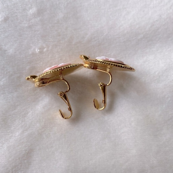 Vintage-Inspired Gold Cameo Clip-On Earrings - Picture 2 of 6